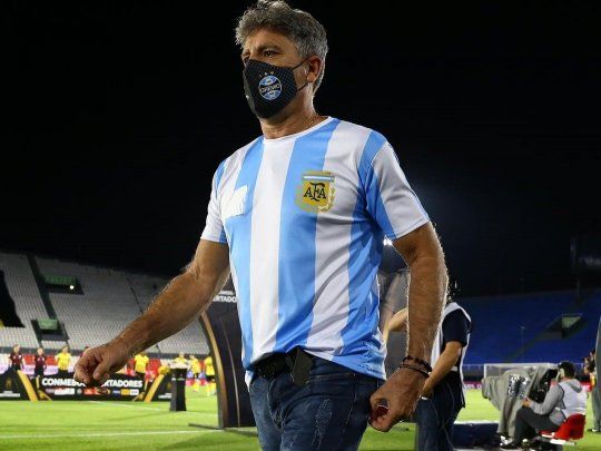 Renato Gaúcho, entrenador de Gremio, vistió la camiseta argentina, con el númer 10 y el nombre Maradona en su espalda.