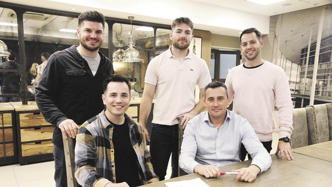 convenio. Pablo Mazza, gerente de CITES Impulsa (a la derecha, sentado) junto a directivos de ReAquila, en la firma del acuerdo de inversión.