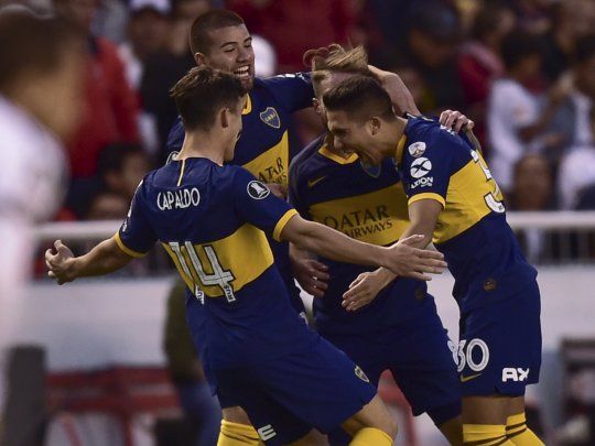 Boca festeja el gol de Reynoso en la altura de Quito, donde logró una amplia victoria que lo deja muy cerca de la semifinal.