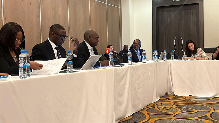 Ante el micrófono rojo del canal de noticias panameño Telemetro, Kakenenwa Muyangwa, CEO de ZCCM-IH, explicó el proceso de zambianización, que llevó al país africano a que en los últimos cuatro años el PBI pase de u$s19.000 millones a u$s30.000 millones por la minería. Ante el micrófono rojo del canal de noticias panameño Telemetro, Kakenenwa Muyangwa, CEO de ZCCM-IH, explicó el proceso de zambianización, que llevó al país africano a que en los últimos cuatro años el PBI pase de u$s19.000 millones a u$s30.000 millones por la minería.