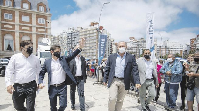 ampliado. Junto a Nicolás Kreplak y Sergio Berni, Kicillof ratificó ayer en Mar del Plata la decisión de inmunizar en las distintas postas de vacunación a turistas argentinos y extranjeros con primeras y segundas dosis.