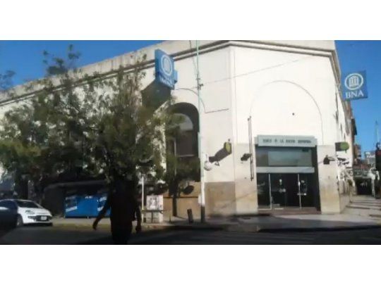 La sucursal del Banco Nación se ubica en Rivadavia y 9 de Julio