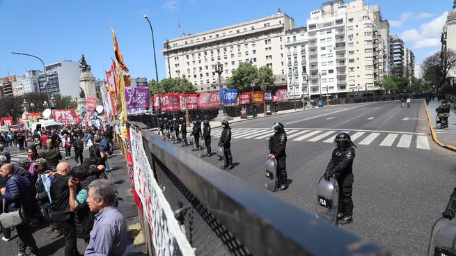 De un lado la movilización en contra del veto, del otro las fuerzas de seguridad. En el medio: el vallado.