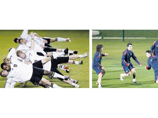 No es nado sincronizado sin agua. Los alemanes hacen fuerza de brazos ante la presencia del preparador físico en el reconocimiento del Estadio Mosses, de Durban; David Villa lleva la pelota y tiene en la marca a Carles Puyol. España quiere hacer historia y ganar su primer Mundial. Hoy puede dar un gran paso.