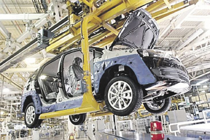 IMPACTO. La producción automotriz es una de las actividades más afectadas.