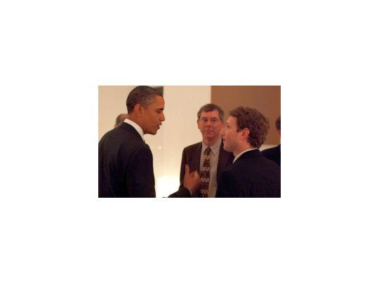 Barack Obama conversando con Mark Zuckerberg.