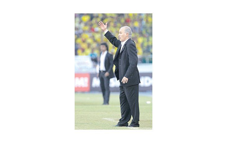 Alejandro Sabella da indicaciones durante el partido. «Tranquilo no estoy nunca porque tengo el honor de dirigir a la Selección argentina», dijo.