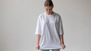 Chau oversize: las 3 remeras que serán tendencia este verano 2026.