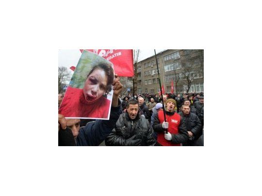 Ucrania: salvaje ataque a periodista reaviva las protestas