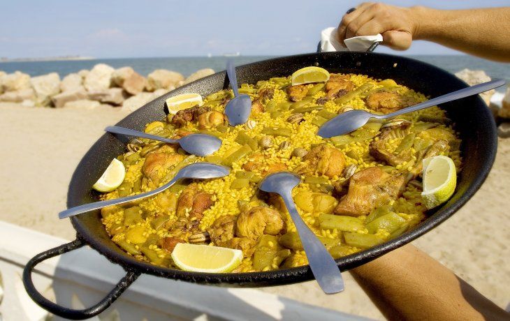 Se conmemora el día mundial de la paella.