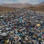 Cementerio de ropa usada en el desierto de Atacama en Chile. Foto: Nicolás Vargas, BBC. Cementerio de ropa usada en el desierto de Atacama en Chile. Foto: Nicolás Vargas, BBC.