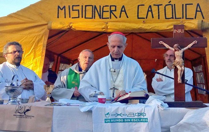 En la misa en Plaza Constitución, el arzobispo Mario Poli montó un improvisado altar. Jesús que ama tanto nos quiere libres y por lo tanto nos da fuerza para luchar contra toda forma de exclusión.&nbsp;Por eso nos alimentamos de esta eucaristía, afirmó.