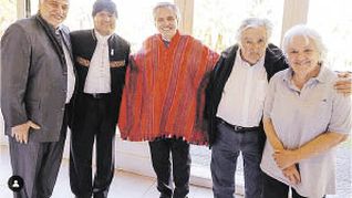 Festejo. Fernando Lugo, Evo Morales, Alberto Fernández, Pepe Mujica y Lucía Topolansky en el cumpleaños presidencial.
