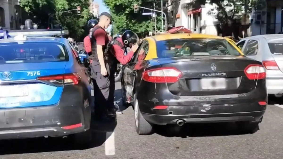 Unusual: a taxi driver fell asleep in the middle of the avenue and caused a 20-minute operation
