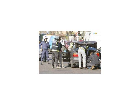 Efectivos de seguridad realizan un operativo en Madrid. El fantasma de los ataques del 11-M llevó al gobierno a disponer un masivo operativo de seguridad para las fiestas.