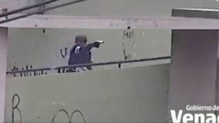 Uno de los jóvenes sacó su pistola y comenzó a disparar.