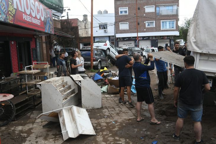 El agua bajó en gran parte de la ciudad y deja el rastro de destrucción.