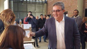 El precandidato a Gobernador, Raúl Jalil, emitió su voto en el Colegio Fasta minutos después de las 10.30hs.