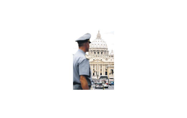 Las oficinas que rodean San Pedro volvieron a ser ayer fuente de rumores en sordina. Benedicto XVI, quien había tratado de ordenar las cuentas de la Santa Sede, se ve sometido a un nuevo embate.