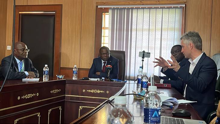 El ministro de Desarrollo de Pequeñas y Medianas Empresas de Zambia, Elias Mubanga, (centro de la imagen); el country manager de First Quantum en Zambia, Godwin M Beene, (izquierda) y el el británico James Devas, gerente de Asuntos Corporativos de la compañía (derecha). El ministro de Desarrollo de Pequeñas y Medianas Empresas de Zambia, Elias Mubanga, (centro de la imagen); el country manager de First Quantum en Zambia, Godwin M Beene, (izquierda) y el el británico James Devas, gerente de Asuntos Corporativos de la compañía (derecha).