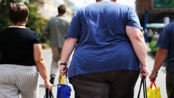 Un estudio advierte que sumar mediciones de cintura y grasa corporal al IMC duplicaría los diagnósticos de obesidad en EEUU.