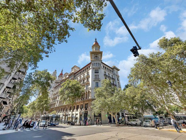 El edificio ocupa toda una manzana y destaca especialmente por sus dos cúpulas gemelas de color rojizo que coronan cada esquina del inmueble, lo que le otorga una fascinante presencia en la Avenida de Mayo El edificio ocupa toda una manzana y destaca especialmente por sus dos cúpulas gemelas de color rojizo que coronan cada esquina del inmueble, lo que le otorga una fascinante presencia en la Avenida de Mayo