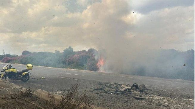 Llamas y el humo por un ataque con cohetes enviados desde Líbano, cerca de Tel Aviv.