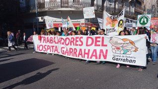 Trabajadores del Hospital Garrahan y gremios aliados marcharon desde el Congreso hasta Plaza de Mayo en reclamo de mejoras salariales, afectando el tránsito en CABA.