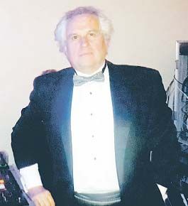 El legendario DJ Héctor Suasnabar, quien musicalizó bodas de medio mercado financiero, también presente en la cena por el Museo de Bellas Artes.