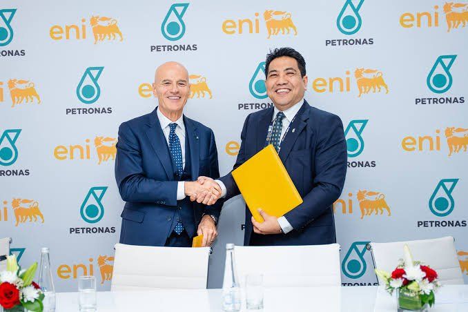 Petronas y Eni crearon la sociedad conjunta Searah, una plataforma gasífera que integrará 19 activos en Malasia e Indonesia, con el objetivo de desarrollar un negocio valuado en u$s20.000 millones y elevar la producción por encima de los 500.000 barriles equivalentes de petróleo por día en los próximos tres años.