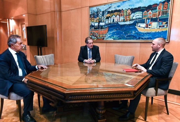 Mart&amp;n junto con el presidente del Banco Central, Miguel Pesce, recibieron en el Palacio de Hacienda a Daniel Scioli.