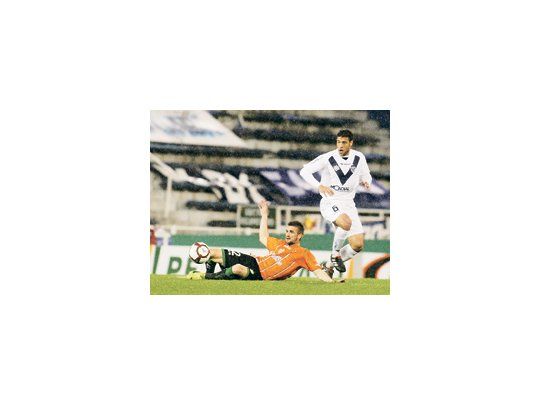 Sebastián Domínguez observa cómo Cristian García anota el primer y único tanto del partido de ida, en Liniers. Vélez está obligado a ganar para poder avanzar a octavos.