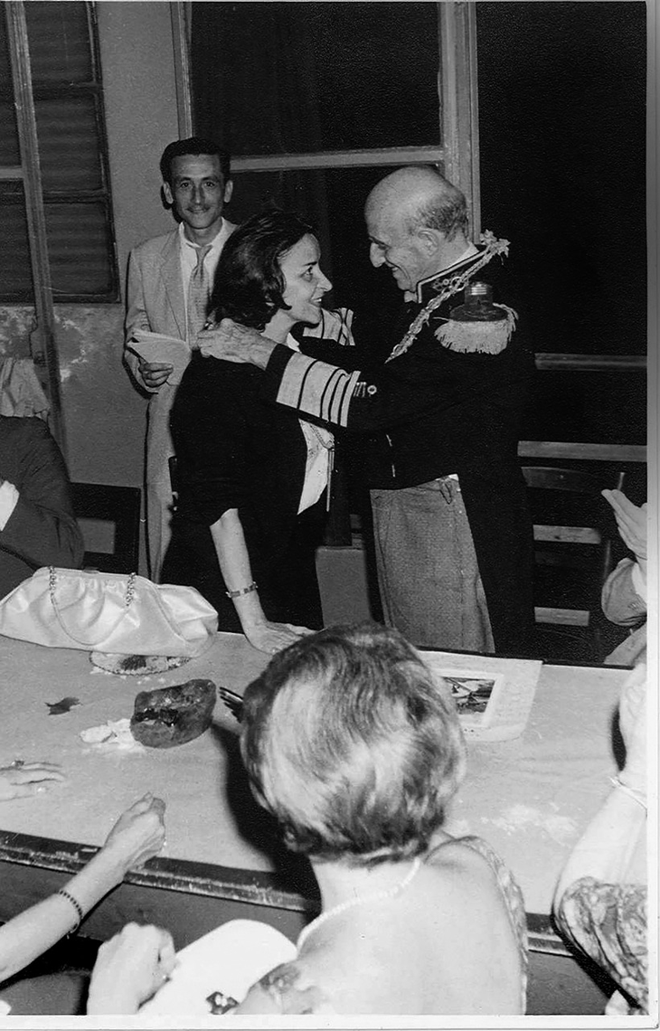 Benito Quinquela Martín delivering the 