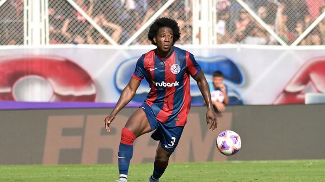 El colombiano dejó el fútbol profesional tras su último paso por Barracas Central y asumió como mánager en San Lorenzo.