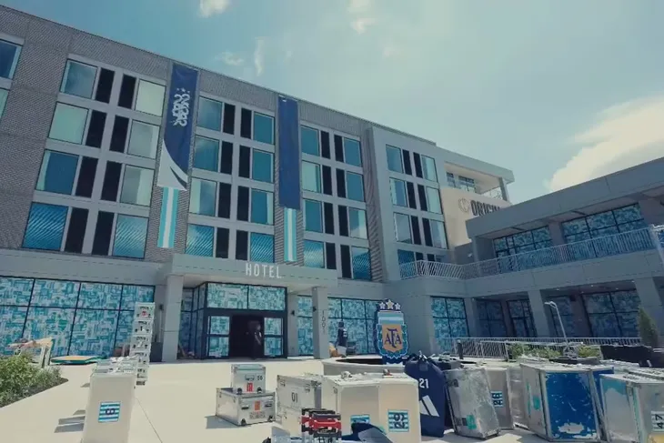 El tiroteo ocurrió cerca del Hotel Origin, donde se hospeda el plantel dirigido por Lionel Scaloni para afrontar la Copa del Mundo. El tiroteo ocurrió cerca del Hotel Origin, donde se hospeda el plantel dirigido por Lionel Scaloni para afrontar la Copa del Mundo.