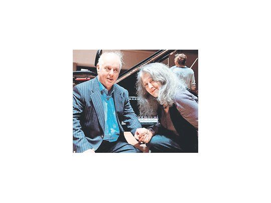 Daniel Barenboim tendrá fuerte presencia en la temporada 2014 del Teatro Colón. Ofrecerá un recital de piano junto con Martha Argerich (foto), dirigirá una versión de concierto de “Tristán e Isolda”, de Richard Wagner, con intérpretes internacionales de primera línea (aunque no será una versión integral), y finalmente realizará un espectáculo junto con Les Luthiers, quienes de esta forma actuarán por segunda vez en la historia en el Colón.