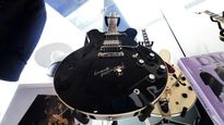 la guitarra de keith richards y el bajo de paul mccartney a subasta en los angeles
