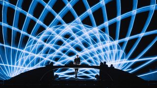 Cattaneo  promete un show donde la música y el atardecer son protagonistas en un espectáculo con escenografía y arte sin precedentes .
