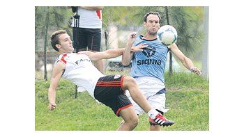 Mauro Matos pelea con Leandro González Pírez. All Boys les ganó 3 a 2 a los suplentes de River.