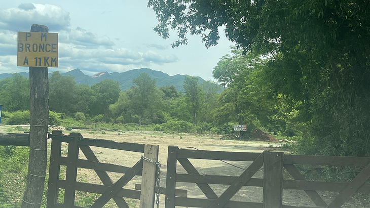 A diferencia de otros proyectos mineros de la Cordillera de los Andes, la mina Martín Bronce se ubica en las yungas de Jujuy, en un cordón montañoso húmedo y difícil, parecido a la selva, donde la logística exige esfuerzo, maquinaria y paciencia. Hasta allí llegó Energy Report. A diferencia de otros proyectos mineros de la Cordillera de los Andes, la mina Martín Bronce se ubica en las yungas de Jujuy, en un cordón montañoso húmedo y difícil, parecido a la selva, donde la logística exige esfuerzo, maquinaria y paciencia. Hasta allí llegó Energy Report.