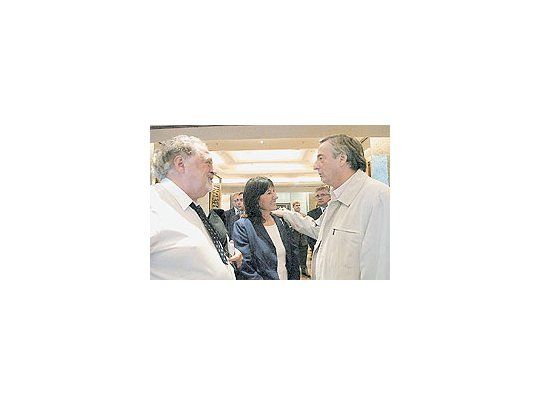 El presidente Néstor Kirchner habló de «término medio» en su política para frenar la inflación durante su visita a Brasil, donde está acompañado por los ministros Felisa Miceli y Ginés González García.