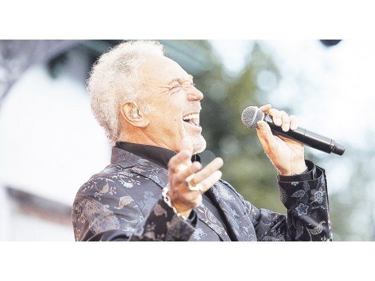 HOMENAJE. El veterano artista recordó sus encuentros con Elvis Presley y cantó casi a capella el blues que le dedicó Gillian Welsh.
