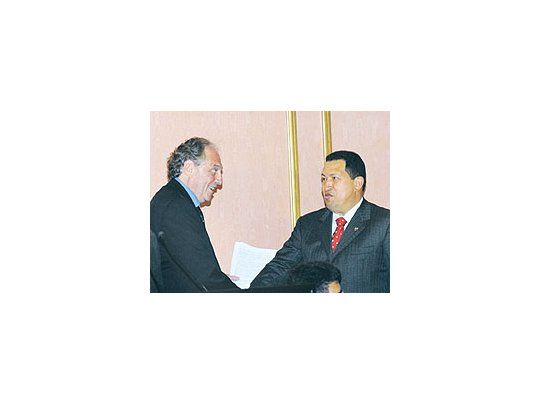 Carlos Hellery HugoChávez. Elhombre delCredicoopelogió elBanco delSur. Elbolivarianohabló 95minutos ypasó de launidadsudamericanaa recomendarun libro comoregalonavideño.