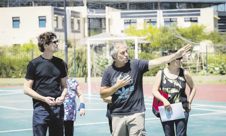 Campaña. Martín Lousteau recorrió con vecinos el Parque Indoamericano, en el porteño barrio de Villa Lugano.