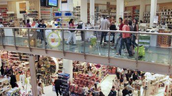 consumo sin reaccion: ventas en shopping se hundieron 22,9% y en super 12,6%