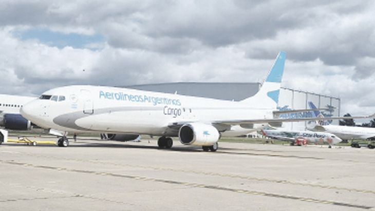 aeronave. El Boeing 737-800 es el primer avión específico de cargas que Aerolíneas Argentina sumó a su flota.