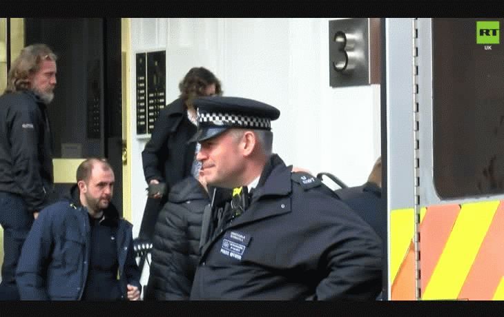 Assange fue detenido y se lo llevaron por la fuerza de la embajada de Ecuador en Londres