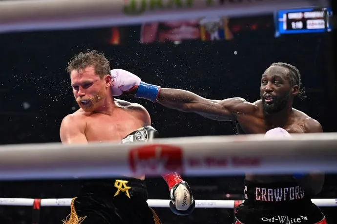 Saúl Canelo Álvarez pasa un momento complicado en su carrera tras su derrota por decisión unánime ante Terence Crawford, el pasado 13 de septiembre en el Allegiant Stadium de Las Vegas, Nevada.