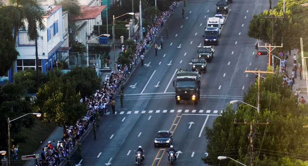 Las cenizas de Castro recorren la isla y los cubanos ofrecen el último adiós a su líder (foto 1)
