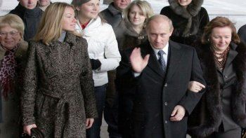 Putin junto a su familia, A&nbsp;su izquierda una de sus hijas, Maria.